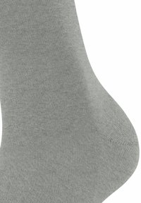 Chaussette en coton gris présentant une texture lisse, une forme ajustée et des zones de orteils et de talons renforcées. Le design sans couture améliore le confort.