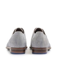 Scarpe in tessuto grigio con superficie testurizzata, punta arrotondata, tacco basso e dettagli in legno sul tacco. Materiale morbido e flessibile con un design pulito.