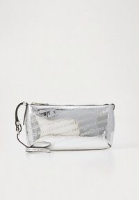 Pulseira retangular prateada com texto "tommy jeans" em relevo repetido e uma correia preta para o pulso, apresentada contra um fundo branco simples.