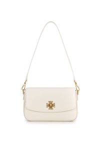 Sac à main en cuir blanc avec un rabat magnétique, des garnitures en or et un emblème décoratif proéminent à l'avant. Sangle simple pour épaule incluse.