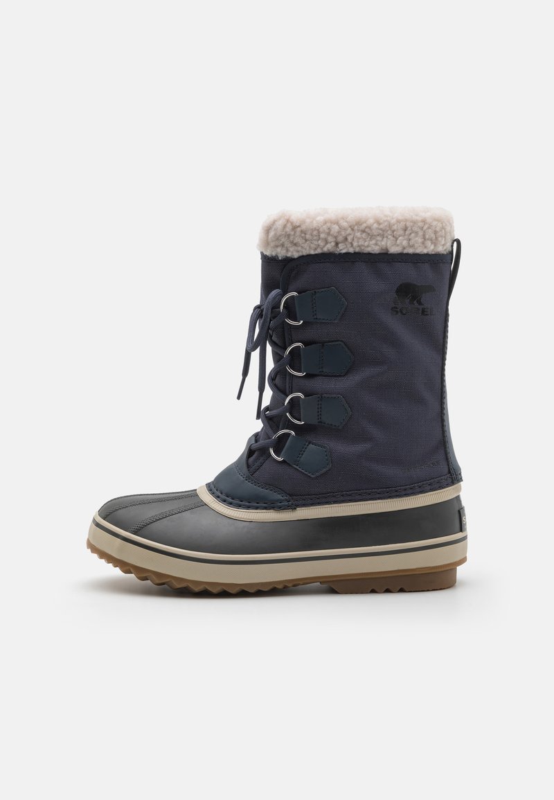 Bota impermeable de marina con un collar de pelo sintético, diseño con cordones, suela de goma y ojales hexagonales. Patrón de banda de rodadura para tracción.
