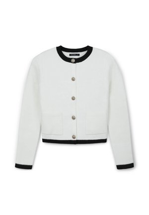 Cardigan court blanc avec un col et des poignets côtelés noirs, agrémenté de boutons argentés, de deux poches avant et d'un design en tricot texturé.
