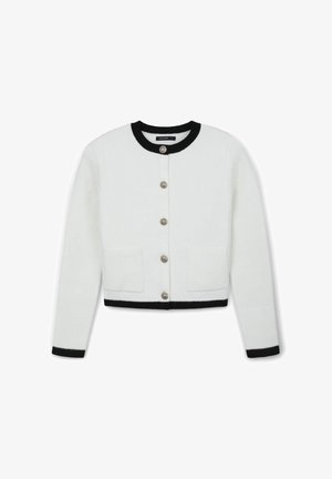 Weißer kurzer Cardigan mit einem schwarzen gerippten Kragen und Bündchen, ausgestattet mit silbernen Knöpfen, zwei Vordertaschen und einem strukturierten Strickdesign.