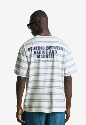 Gestreept t-shirt in lichte kleuren, met een grafische tekst op de achterkant. Korte mouwen, relaxed fit en gemaakt van zachte katoen.