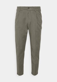 Pantalons légers en vert olive avec une coupe droite, une taille élastique, des plis à l'avant et des poches. Le tissu a une texture lisse.