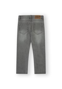 Jeans de denim gris con un ajuste de pierna recta, que cuentan con dos bolsillos traseros y una etiqueta de marca de cuero en la cinturilla. Textura suave.