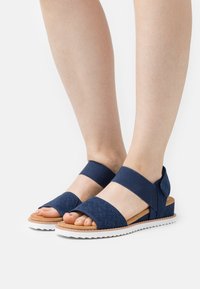 Skechers DESERT KISS - Sandály na klínu - navy