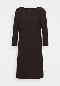 Stickad klänning med lång ärm i solid mörkbrun färg. Har en vid halsringning och rak silhuett. Inga framträdande mönster eller detaljer synliga.