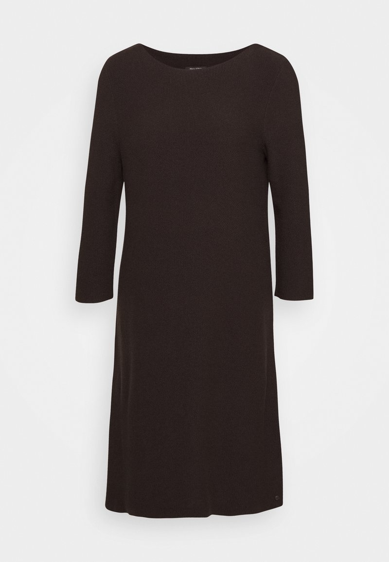 Stickad klänning med lång ärm i solid mörkbrun färg. Har en vid halsringning och rak silhuett. Inga framträdande mönster eller detaljer synliga.