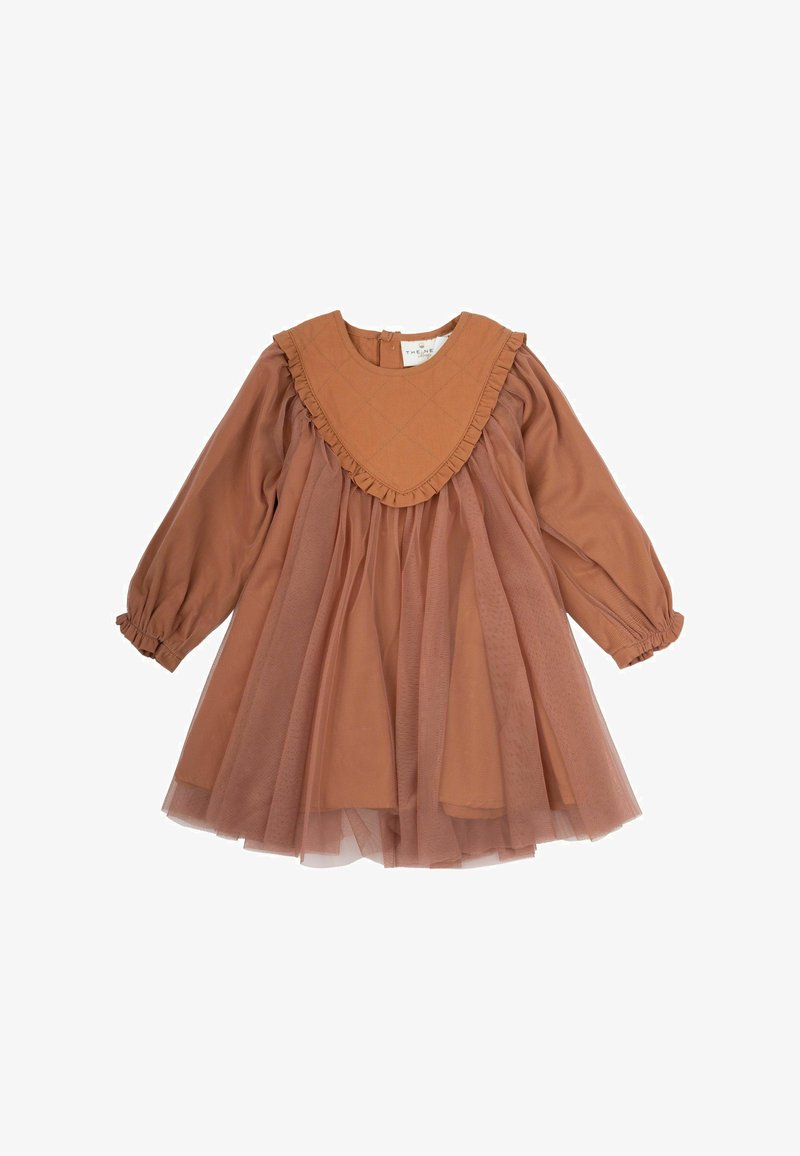 Ruskea mekko pitkilla hihoilla ja tikatulla, röyhelöillä varustetulla kauluksella. Mekossa on kerroksia läpinäkyvää tylliä, mikä luo volyymia hameeseen.