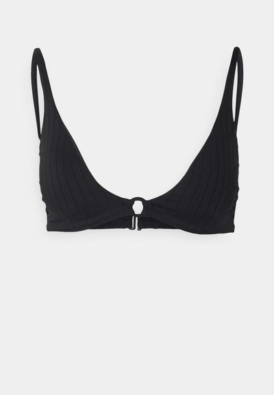 Bralette preta com nervuras, com alças finas e fecho de gancho. Apresenta um decote em V profundo e um detalhe circular no centro.