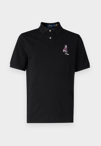 Čierne polo tričko vyrobené z bavlny. Krátke rukávy, trojotáčková voľba a vyšívané logo na ľavej hrudi. Klasický strih a hladká textúra.