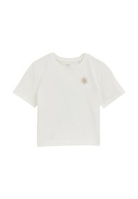 Camiseta blanca de manga corta hecha de algodón; presenta un pequeño gráfico de sol dorado en el área del pecho izquierdo; escote tipo crew, corte relajado.