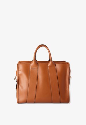 Bruine leren aktetas met dubbele handvatten en verticale riemdetails, aan de voorkant in het midden voorzien van het merk "United Colors of Benetton".