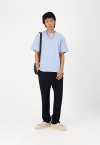 Edwin OVERSIZE BASIC UNISEX - Lihtne T-särk - kentucky blue