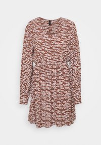 Sukienka z długimi rękawami w brązowym materiale z białym abstrakcyjnym wzorem, zaciśnięta w talii i o luźnym kroju, tworząca zwiewny kształt.