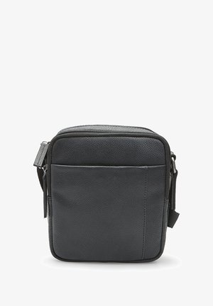 Borsa a tracolla in pelle nera con finitura texture, dotata di chiusura a zip superiore e tasca con zip frontale. Design compatto e di forma quadrata.