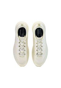 Scarpe da atletica light beige con parte superiore in sintetico testurizzato, design con lacci e suola ammortizzata. Presentano il marchio sulla linguetta e sulla soletta.