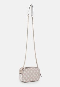 Beige crossbody taška s vzorovaným designem, vybavená kovovým řetízkem na rameno a bílým koženým uchem. Zipové uzavření nahoře.