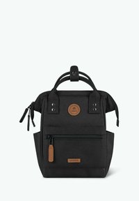 Schwarzer Rucksack aus strapazierfähigem Stoff, mit einem runden Leder-Logo, zwei kurzen Griffen und einer vorderen Reißverschlusstasche mit einem Leder-Ziehlab.