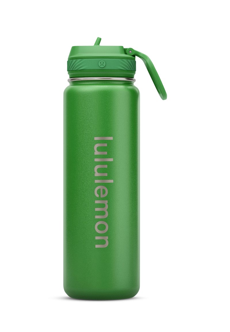 Botella de agua aislada verde con tapa abatible y asa para llevar, con el logo vertical "lululemon" en el cuerpo.
