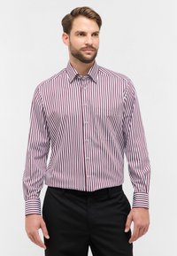 Camicia da uomo con strisce verticali bordeaux e bianche, design con bottoni, maniche lunghe e taschino sul petto. Vestibilità sagomata.