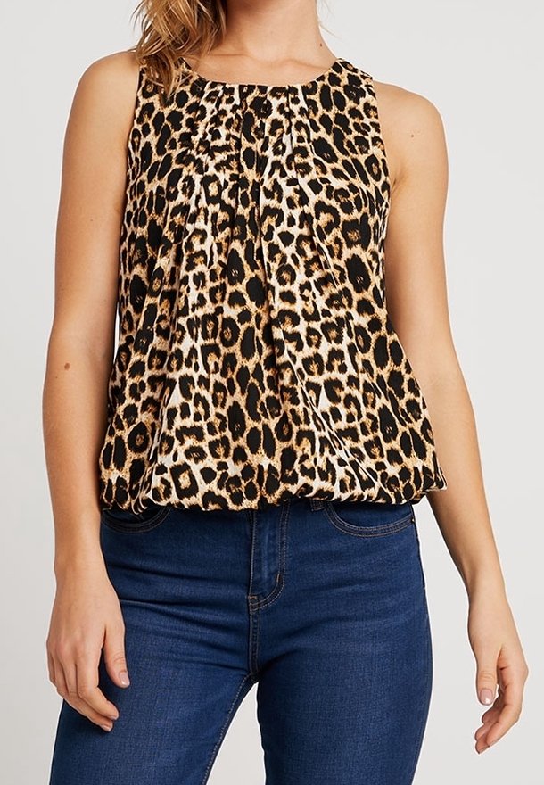 Blouse sans manches présentant un imprimé léopard en noir, marron et crème, avec des plis au niveau de l'encolure et une coupe ample.