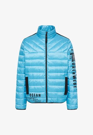 Blau gepolsterte Jacke mit vertikalem und chevronförmigem Steppmuster. Ziert in Schwarz gehaltene Akzente, einen hohen Kragen und bedruckten Text am Arm und an der unteren Seite.