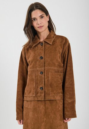 Braune Wildlederjacke mit einem kragenförmigen Ausschnitt, Knopfverschluss und zwei großen vorderen Taschen. Sanfte Textur mit lockerer Passform.