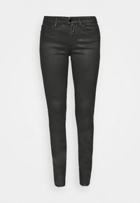 Jeans negros ajustados de mezclilla, con una textura suave, diseño clásico de cinco bolsillos, cierre frontal con botón y una silueta ceñida.