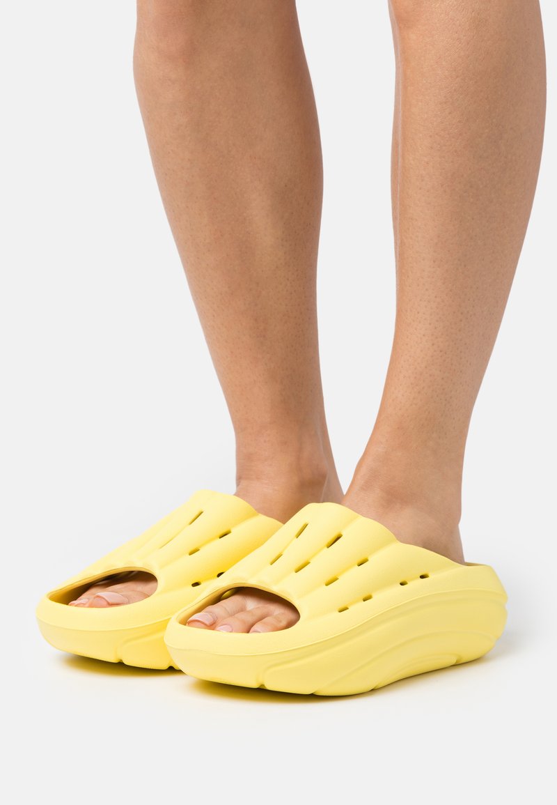 UGG FOAMO SLIDE Mules sunny yellow/yellow Zalando.co.uk