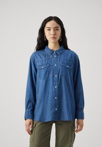 ONLY Tall - ONLBEA LOOSE SHIRT  - Nööpidega pluus - medium blue denim Väikepilt 1