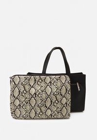 Bolso tote negro con un estuche desmontable con estampado de serpiente. El estuche presenta un diseño texturizado con formas de diamante en beige y marrón.