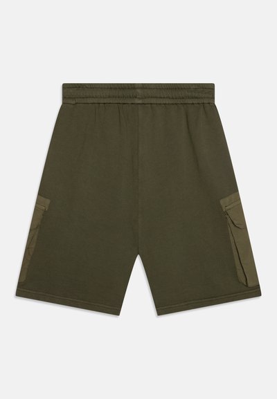 Shorts vert olive avec une taille élastique, dotés de deux poches cargo latérales et d'un tissu en coton mélangé lisse.