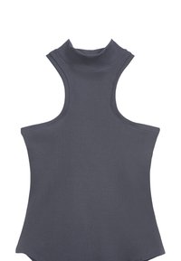 Top grigio a coste senza maniche con collo alto e ampie aperture per le braccia; il tessuto ha una superficie liscia e una vestibilità elastica.