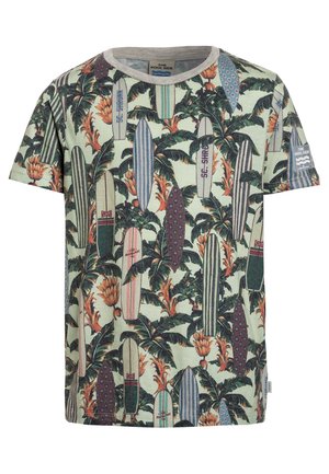 T-shirt en coton à manches courtes avec un imprimé tropical représentant des planches de surf et des feuilles de palmier dans des tons de vert, orange, bleu et beige.