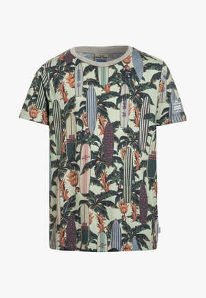 Kortærmet bomulds-T-shirt med et tropisk print, der viser surfbrætter og palmeblade i grønne, orange, blå og beige nuancer.