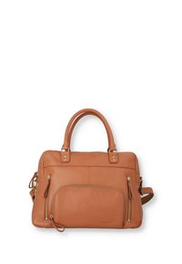 Hellbraune Lederhandtasche mit zwei oberen Griffen, goldfarbenen Beschlägen, vorderen Reißverschlusstaschen und einem abnehmbaren Schultergurt. Die strukturierte Oberfläche verleiht zusätzliche Details.