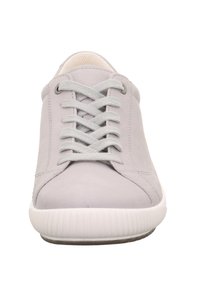 Grijze sneaker met een gladde textuur, ronde neus en klassiek veterschoenontwerp. Beschikt over een witte rubberen zool en versterkte stiksels.