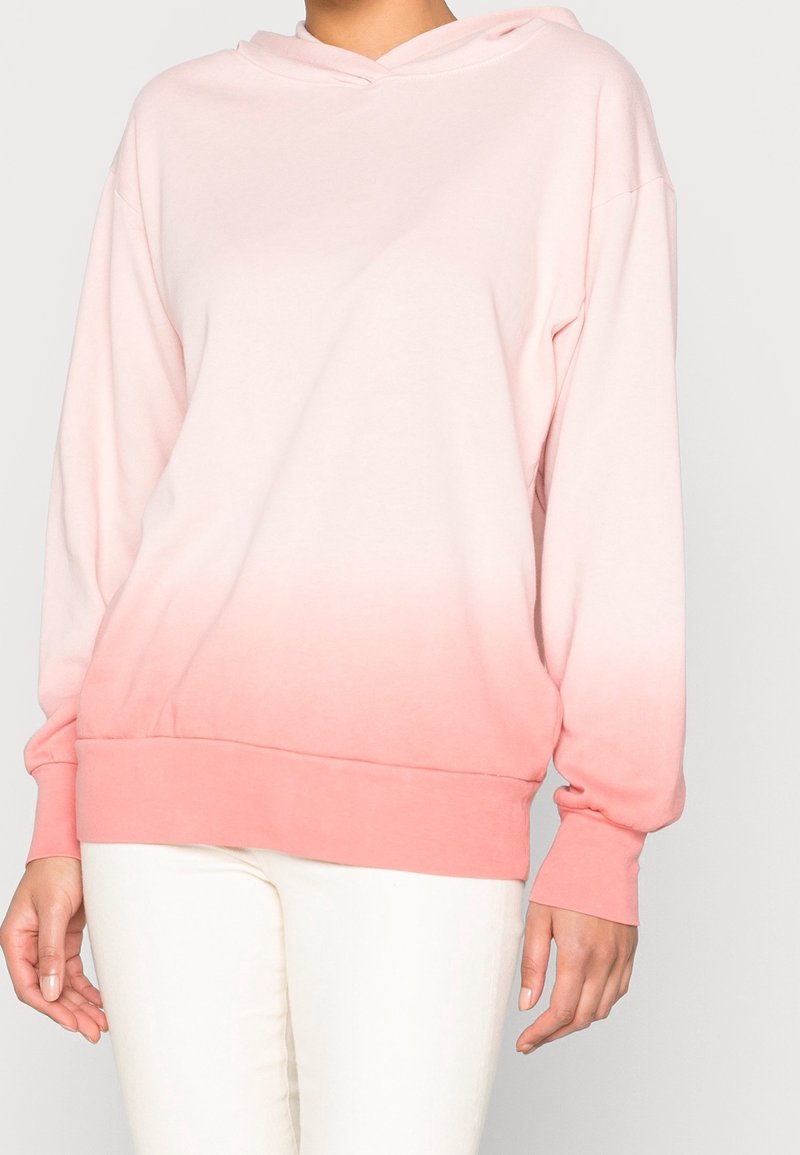 Sweat à capuche avec un dégradé du rose clair au corail, en tissu doux, avec des poignets et un ourlet côtelés.