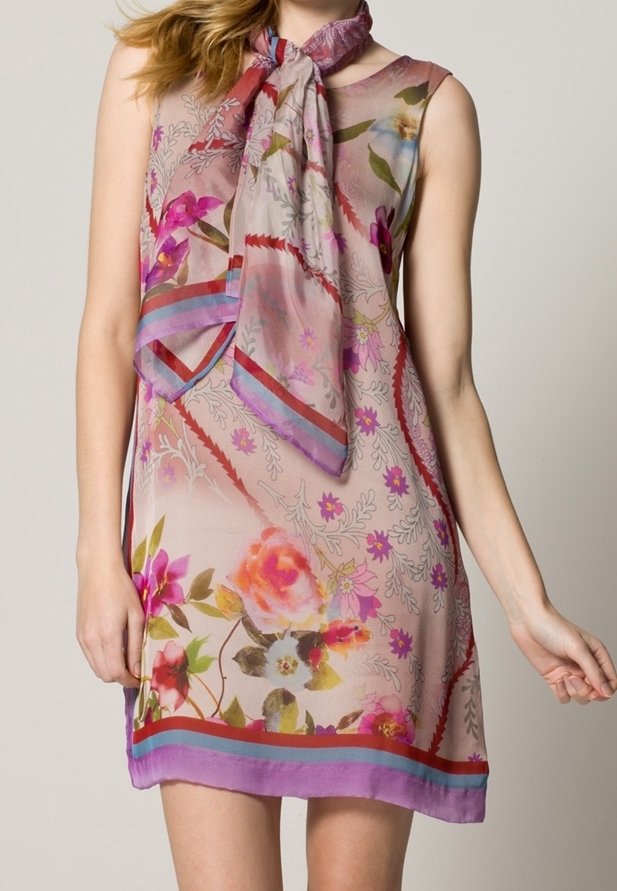 Vestido floral con una tela ligera de color rosa claro, que presenta patrones florales coloridos, un diseño sin mangas y una bufanda a juego atada al cuello.