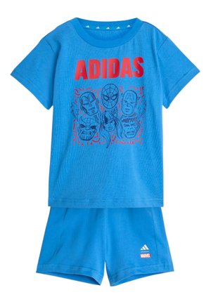 Conjunto azul de Adidas para niños con caras de superhéroes de Marvel en la camiseta y logos de Adidas y Marvel en los pantalones cortos.
