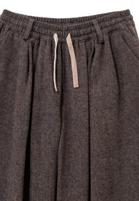 Bruine textuur broek met elastische tailleband en beige trekkoord, voorzien van plooien en zijzakken.