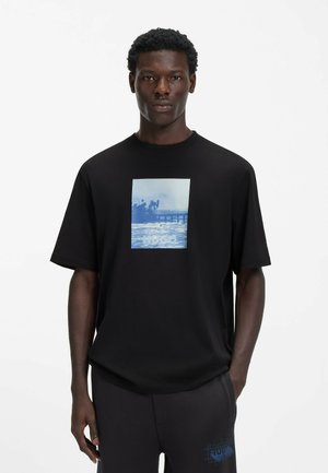 NIEROFIX - T-shirt con stampa - black one