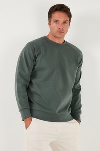 Felpa verde realizzata in materiale soffice; presenta un collo a giro, maniche lunghe e un piccolo logo sul petto. Tessuto morbido e vestibilità comoda.