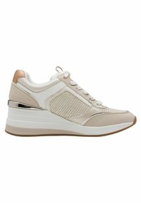 Chaussure de sport beige avec des accents blancs, semelle compensée surélevée, panneaux en mesh et détails métalliques. Comprend une fermeture à lacets et des surfaces texturées.