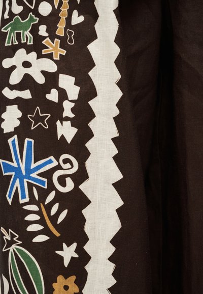 Καφέ ύφασμα με αφηρημένα λευκά, μπλε, πράσινα και κίτρινα σχήματα, συμπεριλαμβανομένων αστεριών, φύλλων και γεωμετρικών ζιγκ-ζαγκ μοτίβων κατά μήκος των ακμών.