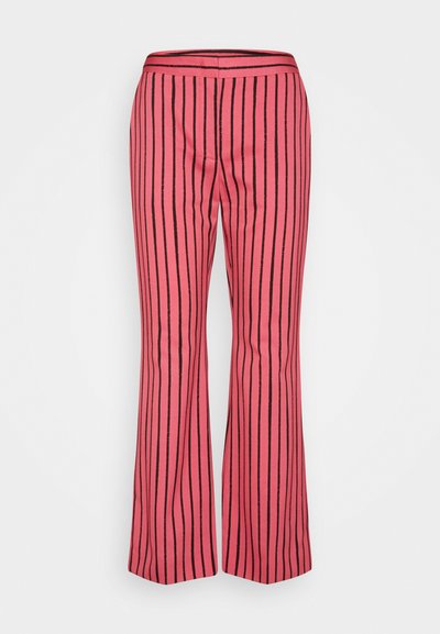 Calças cor-de-rosa com flares e riscas verticais pretas. Feitas de um tecido suave, com uma cintura justa e um acabamento limpo na parte inferior.