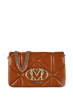 Borsa a mano in pelle marrone trapuntata Love Moschino con tracolla a catena dorata e grande logo dorato sul davanti.