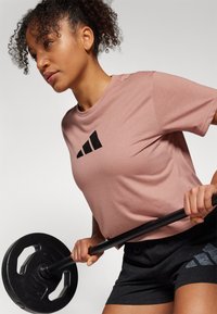 adidas Performance TRAIN ESSENTIALS BIG LOGO  - T-shirts med print - warm clay